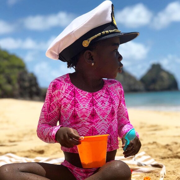 Sereia ao mar! Títi aposta em conjunto neon rosa, com estampas geométricas, para dia em Fernando de Noronha