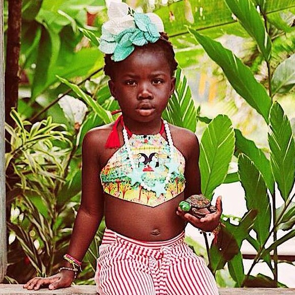 Mix de estampas também o forte de Títi! De férias em Noronha, ela combinou cropped com a fauna e flora e calça de listras