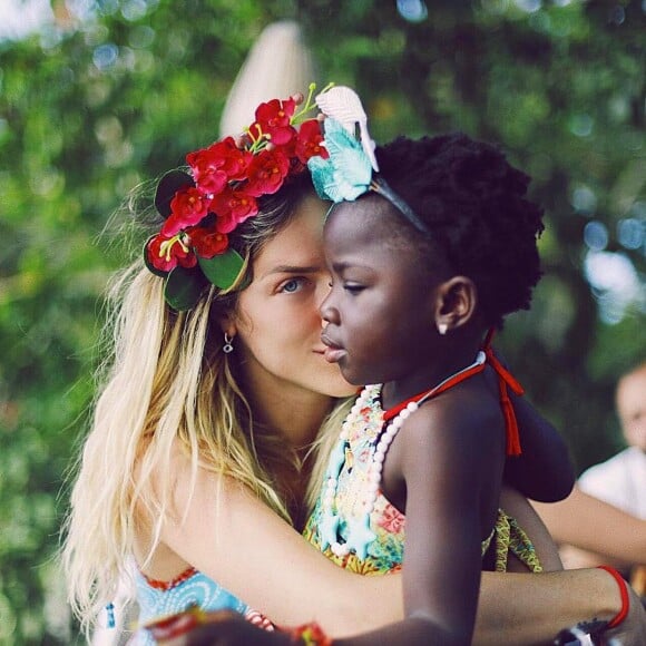 'Mesmo ela não entendendo bem, cantores negros, livros com protagonistas que sejam crianças negras, o quarto dela tem milhares de bonecas negras', ressaltou Ewbank