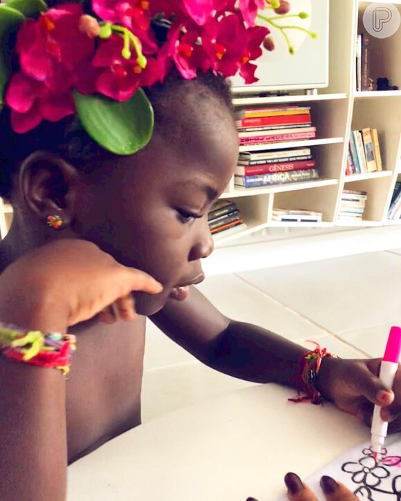 Foto: Títi usa arranjo de flores na cabeça como tiara - Purepeople