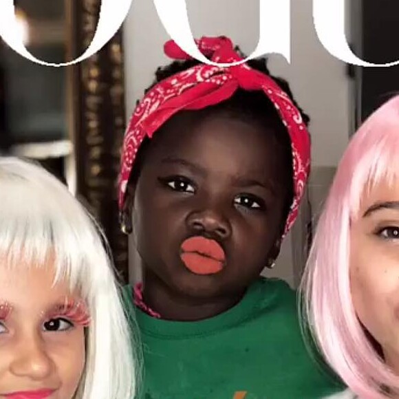 Títi se diverte com maquiagem e brincadeira entre amigas