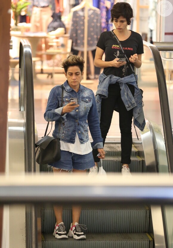 Namorada de Nanda Costa, Lan Lanh usou tendência dos chuncky sneakers em passeio no shopping com a atriz