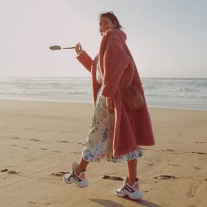 Bruna Marquezine apostou na tendência chuncky sneakers em viagem a Portugal