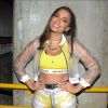 Anitta combinou top e calcinha em neon da marca Another Place, R$ 100 cada peça, para fazer show