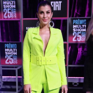 A influencer Nah Cardoso escolheu um conjunto de terno e bermuda ciclista verde para o Prêmio Multishow 2018