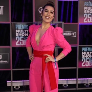 Naiara Azevedo apostou no macacão neon rosa para o Prêmio Multishow 2018