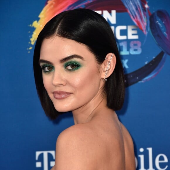 
A atriz Lucy Hale apostou em sombra expressiva na cor verde Teen Choice Awards 2018
