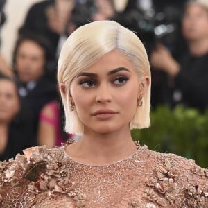 Sempre inovando em suas laces (perucas), o corte blunt com fios platinados foram apostas de Kylie Jenner para uma premiação