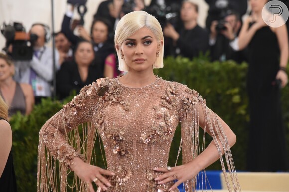 Sempre inovando em suas laces (perucas), o corte blunt com fios platinados foram apostas de Kylie Jenner para uma premiação