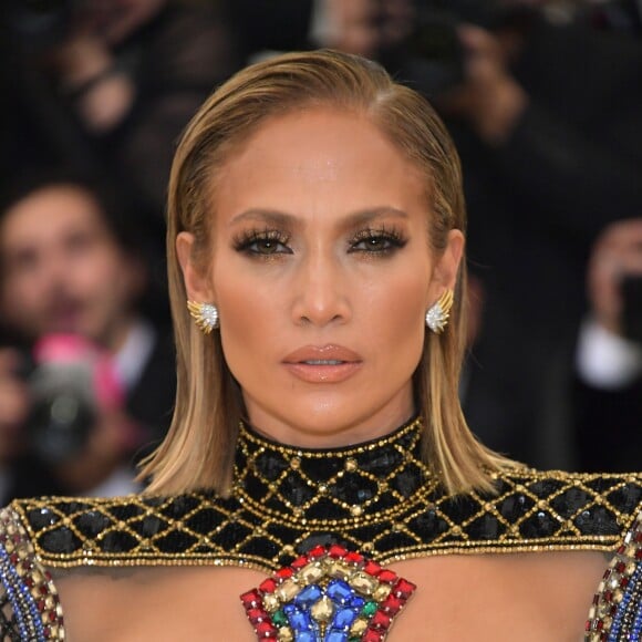 Jennifer Lopez apostou na tendência wet hair no Met Gala 2018