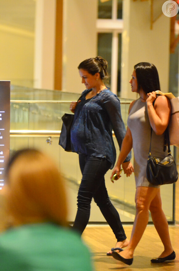 antes de dar à luz, Kyra Gracie passeou com sua mãe pelo Shopping Village Mall, na Barra da Tijuca, Zona Oeste do Rio, na noite de 26 de agosto de 2014