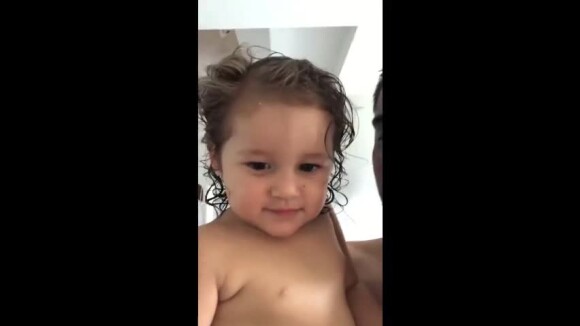 Bruno Gissoni pergunta sobre semelhança para filha e reação dela encanta em vídeo postado nesta quarta-feira, dia 28 de novembro de 2018