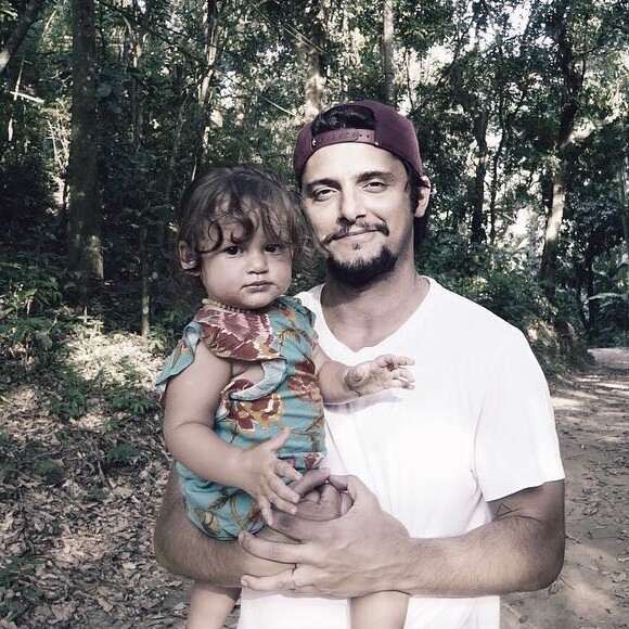 Bruno Gissoni pergunta sobre semelhança para filha e reação dela encanta. Vídeo!