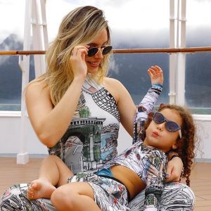 Thyane Dantas e a filha, Ysis, usaram look com estampas iguais no cruzeiro WS On Board