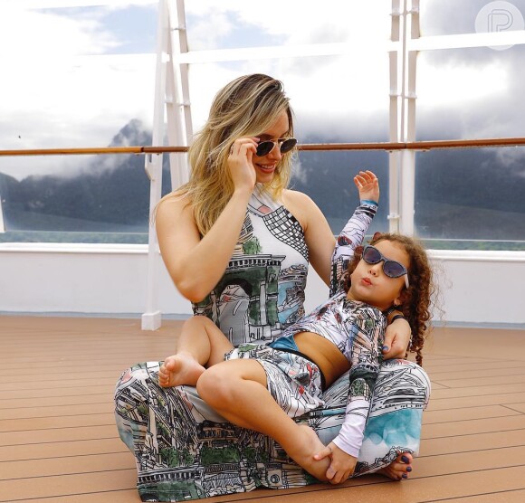 Thyane Dantas e a filha, Ysis, usaram look com estampas iguais no cruzeiro WS On Board