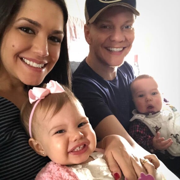 Thais Fersoza elogia dedicação de Teló a filhos e funções do lar: 'Faz com amor'