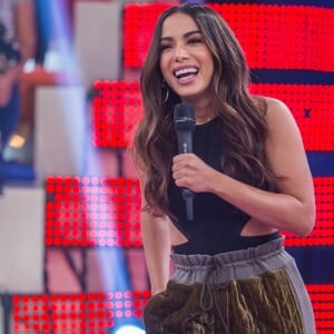 Anitta lê comentários de fãs na internet: 'Eu leio porque eu trabalho com música, então preciso saber o que o público tem curtido, o que está achando do trabalho musical e artístico que estou fazendo e dar uma fugida dos erros'