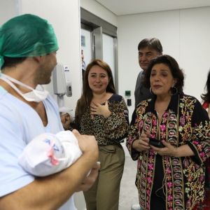 Duda Nagle exibe fotos do encontro da família com a filha, Zoe, após o parto na quinta-feira, dia 30 de novembro de 2018