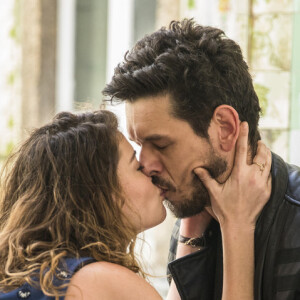 Alain (João Vicente de Castro) e Isabel (Alinne Moraes) se beijam no capítulo de quarta-feira, 12 de dezembro de 2018 da novela 'Espelho da Vida'