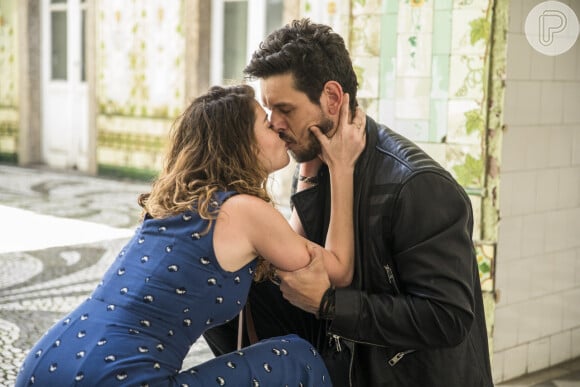 Alain (João Vicente de Castro) e Isabel (Alinne Moraes) se beijam no capítulo de quarta-feira, 12 de dezembro de 2018 da novela 'Espelho da Vida'