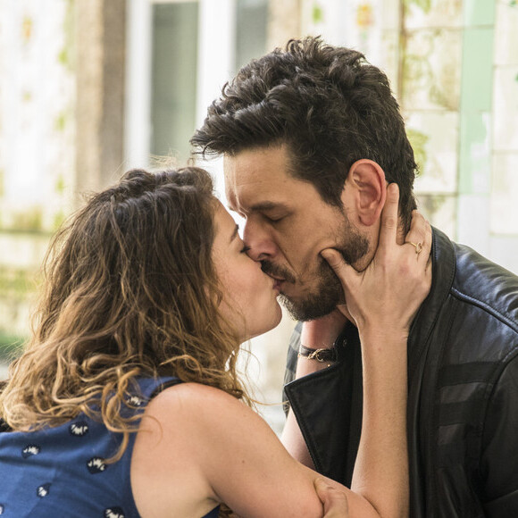 Alain (João Vicente de Castro) e Isabel (Alinne Moraes) se beijam no capítulo de quarta-feira, 12 de dezembro de 2018 da novela 'Espelho da Vida'