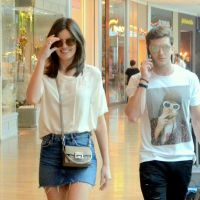 Camila Queiroz escolhe look básico para ir às compras com marido, Klebber Toledo