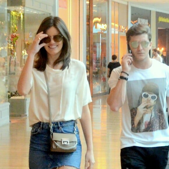 Camila Queiroz usou look básico para passear com Klebber Toledo em shopping do Rio neste domingo, 2 de dezembro de 2018