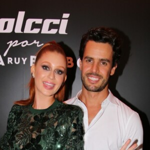 Marina Ruy Barbosa posa sorridente com o marido, Xandinho Negrão