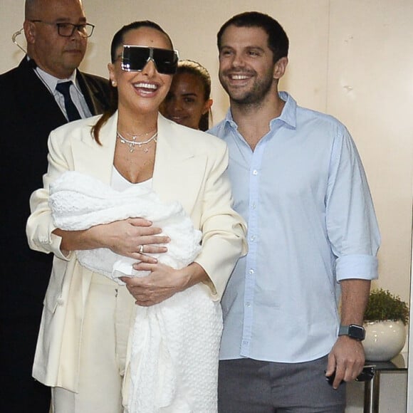 Sabrina Sato posou sorridente para os fotógrafos nesta segunda-feira, 3 de dezembro de 2018