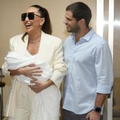 Sabrina Sato escolhe terno masculino para deixar maternidade com a filha. Fotos!