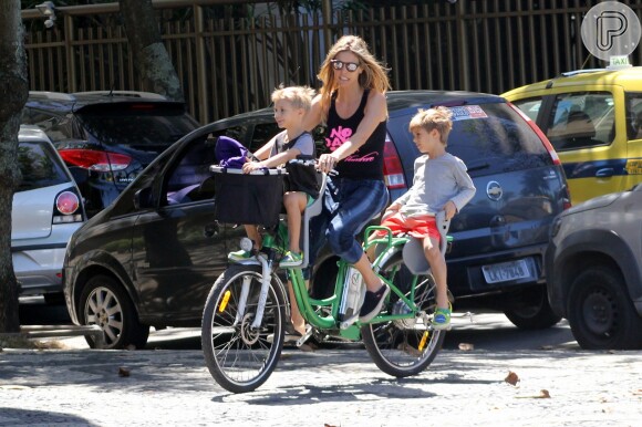Fernanda Lima passeia de bicicleta com os gêmeos João e Francisco, no Leblon, na Zona Sul do Rio de Janeiro (9 de setembro de 2014)