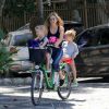 Fernanda Lima se diverte com os gêmeos João e Francisco em passeio de bicicleta