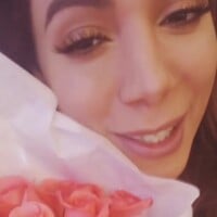 Anitta ironiza ao ganhar flores em Nova York: 'Tenho o melhor namorado'. Vídeo!