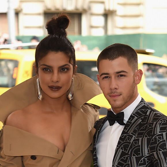 Nick Jonas e Priyanka Chopra foram apresentados pelo estilista Rauph Lauren durante um MET Gala