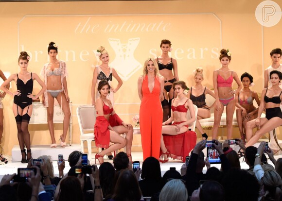 Britney Spears usou um decotado macacão no evento de moda em Nova York