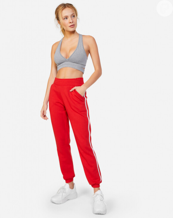 Vermelho é trend! A calça jogging de moletom da Amaro é megaestilosa e custa R$ 139,90