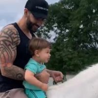 Momento família: Gusttavo Lima anda a cavalo com filho e brinca com cachorros