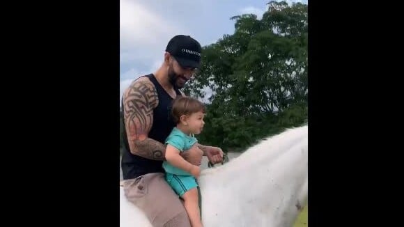 Momento família: Gusttavo Lima anda a cavalo com filho e brinca com cachorros
