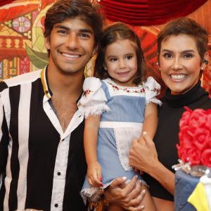 Deborah Secco recentemente comemorou os três anos da filha, Maria Flor