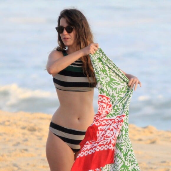 De biquíni listrado, Nathalia Dill curte dia de praia com amigos no Rio de Janeiro nesta quarta-feira, dia 05 de dezembro de 2018