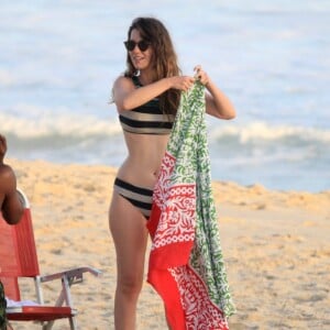 As listras horizontais valorizam a cintura de Nathalia Dill em dia de praia