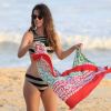 Nathalia Dill arruma canga após curtir praia com amigos