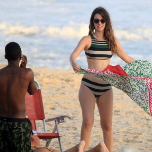 Nathalia Dill se divertiu com amigos na praia de Ipanema
