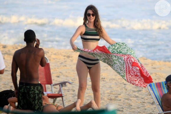 Nathalia Dill se divertiu com amigos na praia de Ipanema
