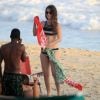 De biquíni listrado, Nathalia Dill curte dia de praia em Ipanema