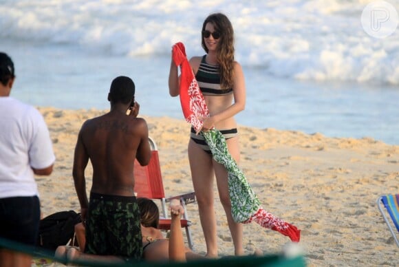 De biquíni listrado, Nathalia Dill curte dia de praia em Ipanema