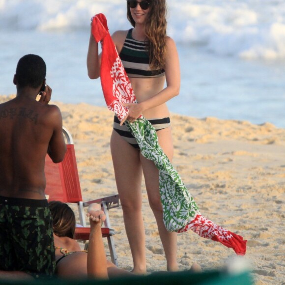 De biquíni listrado, Nathalia Dill curte dia de praia em Ipanema