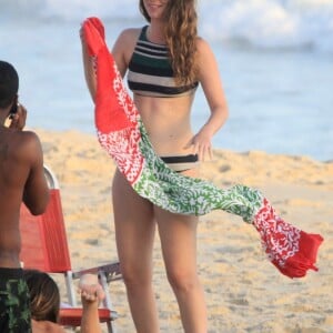 Nathalia Dill conversa com amigos ao curtir praia em Ipanema