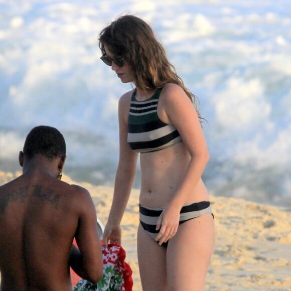 O dia de sol no Rio de Janeiro foi aproveitado na praia por Nathalia Dill