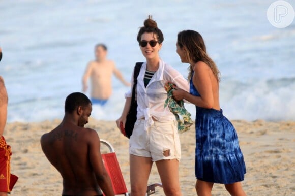 Nathalia Dill usou um look branco para deixar a praia de Ipanema